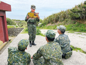 官兵輪流實施英文朗讀。(圖:洪筱婷)