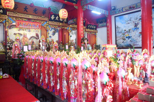　福澳境華光大帝廟23日舉辦壬寅年華光大帝祝壽祭典，由主委林明揚議員率廟管會幹部及委員一起上香、獻禮，祈求保佑全境平安。（圖／文：曹重偉）