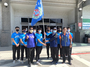 馬祖高中首度挑戰HBL甲級資格賽,24日搭機赴台,校長陳天賜為隊伍授旗,府會各界前往鼓勵並致贈程儀。(圖/文:馮紹夫)