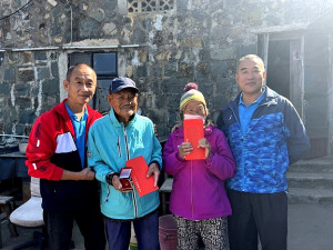 橋仔盧依自老先生是北竿唯一百歲人瑞,24日喜獲縣府一萬元重陽禮金和一枚金戒指。(圖/北竿鄉公所)