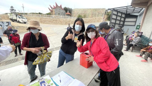 莒光鄉辦理「健行反菸暨淨灘活動」,鄉親一起健行淨灘,以實際行動,維護地區美麗的海岸線景觀。(圖:莒光鄉公所)