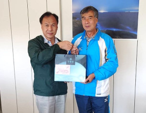 　縣長劉增應感謝四鄉與縣府密切合作，任期屆滿卸任或轉換跑道或尋求連任，24日致贈四鄉鄉長、鄉代主席紀念品，肯定共同努力成果。（圖：馬祖日報）