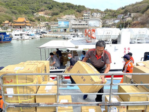 　台馬往返客輪終於開航，隨船帶來各離島大量包裹。（圖／文：陳鵬雄）