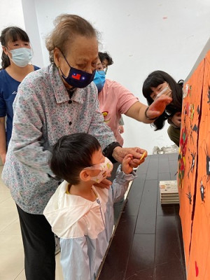 東莒C級長照巷弄站舉辦老幼共學活動,長輩們與東莒國小附幼兒園孩童玩一塊。(圖/文:蔡夢玲、東莒C級長照巷弄站)