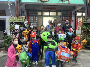　歡度萬聖節，28日晚間校長劉碧雲帶著東莒國小與附幼兒園全校師生精心打扮走上街。（圖／文：蔡夢玲）