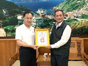 營建署副署長吳宏碩即將退休,吳宏碩任內協助馬祖多項重大工程建設,縣長劉增應28日頒贈榮譽縣民證表達感謝。(圖/文:馮紹夫)