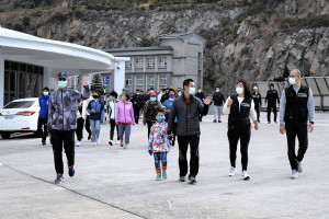 　東引鄉戒菸盃體育季健行活動，200餘位鄉親一起走出活力與健康。（圖：東引鄉公所）