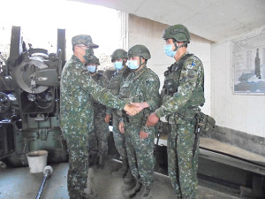 陳指揮官勗勉部隊官兵。(圖:姜智傑)