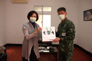陳參謀長致贈紀念品予許律師。(圖:楊子賢)