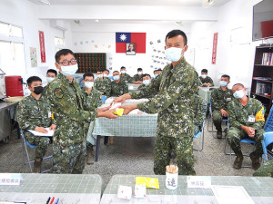 副連長頒發心得分享禮品予官兵。 (圖:鄭恆佳)