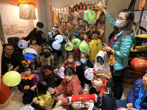 　津沙社協28日舉辦萬聖節踩街活動，孩子精心變裝拜訪村莊住戶。（圖／文：馮紹夫）