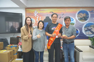 　東引鄉長林德建代表縣長劉增應表揚模範榮民宋英鶴先生。（圖：東引鄉公所）