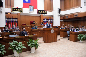 　縣議會進行審議本縣112年度地方總預算暨附屬單位預算案第二、三讀會，由聯席審查小組召集人陳書建上台報告審查結果。（圖／文：曹重偉）