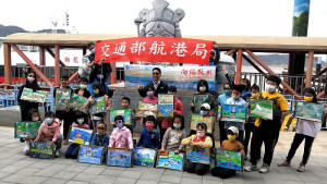 港務處舉辦111年度向海致敬-現實與夢想的海洋世界寫生教育活動,航港局專門委員蔡振萬、處長王廣亞等到場關心與學員合影留念。(圖:連江縣港務處)