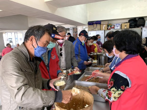 　疫情趨緩，各社區關懷據點恢復共餐，馬港社協2日共餐活動。（圖／文：馮紹夫）