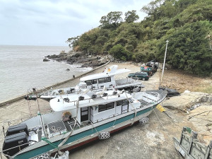 　中澳口位置閃風場地又大，至今仍有漁船選擇做為上架維修場地。（圖／文：陳鵬雄）