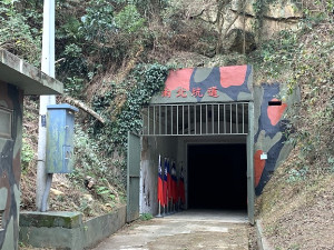 　第7屆馬祖馬拉松明日起跑，賽道亮點「南北坑道」今年同樣開放，以強烈戰地氛圍布置迎接各地跑者。（圖／文：馮紹夫）