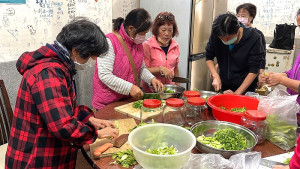 培植多元族群文化,「馬媳會」辦理「漬青春」馬媳們用料理找到更自在的自己,並透過活動相互認識與交流。(圖/文:宋幸儒)