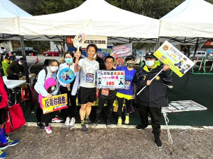 　第七屆「柒不可失，路不可擋」馬拉松開跑，縣警局利用國人鄉親齊聚機會，邀請縣長劉增應率打詐連江隊向選手呼籲齊力共打詐騙。（圖：連江縣警察局）