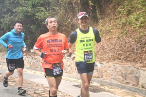 全台第一位完成百馬視障跑者周志柔(橘衣),在陪跑員周義淵協助下完成馬祖馬半馬比賽。(圖/文:馮紹夫)