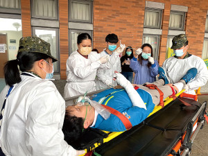 單位官兵模擬後送傷患至縣立醫院。(圖:簡慈儒)