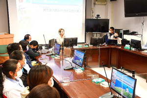 　連江縣衛福局舉辦111年馬祖優良餐廳表揚暨頒獎典禮，由縣長劉增應頒發獎狀及獎品給今年獲得優良餐廳標章殊榮的8家餐廳。（圖／文：曹重偉）