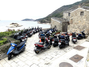 　芹壁南面山入口廣場機車再度佔據大量空間，縣府及北竿各界積極爭取興建停車場。（圖／文：陳鵬雄）