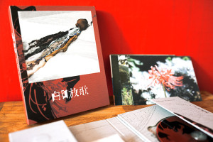 地區母語研究者陳高志作品《彼岸花開時》榮獲「傳藝金曲獎」最佳作詞者獎殊榮;縣長劉增應肯定他對母語研究及推廣上的傑出貢獻。(圖/文:曹重偉)