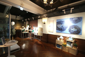 馬祖「嶼」眾不同觀光圈產業聯盟成果展,馬管處長方正光(上圖右4)、台灣旅遊交流協會理事長賴瑟珍(右3)及藝術家、設計師等出席。(圖:馬祖觀光圈產業聯盟)