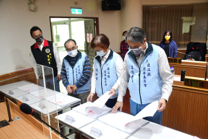 　「五合一」選舉及公投8日起進行選舉人名冊公告閱覽，至11月10日下午5時30分止；選委會主委張龍德前往南竿鄉公所視察辦理情形。（圖／文：曹重偉）