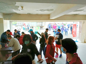 延續馬祖馬拉松熱潮,財稅局6日舉辦健康稅月、全民健走菸捐宣導活動,大小朋友參與踴躍,500人一起健康大步走。(圖:連江縣財稅局)