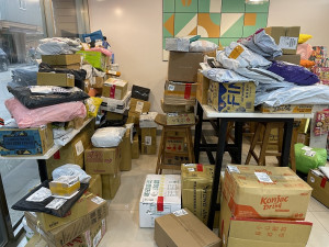 　大包小包堆一旁。（圖與文：陳鵬雄）