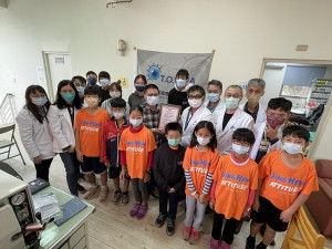 　台灣視光視力保健學會常務理事劉永富率領驗光師團隊抵達西莒，免費為學生檢查視力及配鏡。（圖／文：宋幸儒）