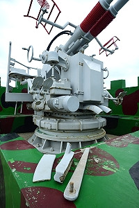 　西引島三山據點M1-40公厘雙管防空機關砲，部分組件損壞脫落，地區觀光業者建議利用秋冬淡季進行修繕維護。（圖／文：陳其敏）