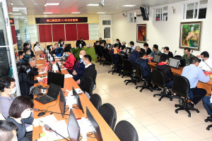 　縣府111年治安會報，縣長劉增應感謝國安團隊付出，反毒及反詐攸關鄉親健康與財產，與治安主管們合影宣誓「打詐連江隊」穩健運作。（圖／文：曹重偉）