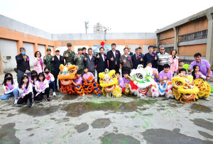 　東引鄉多功能健康運動場館興建工程開工動土典禮，縣長劉增應、立委陳雪生、議長張永江、鄉長林德建、連江縣教育處長陳冠人等人共同持鏟動土，一同祈願工程順利平安。（圖／文：陳其敏）