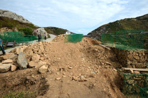 　東引「一線天」景點進行道路改善工程，預定112年3月恢復通車及開放參觀。（圖／文：陳其敏）