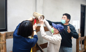 　保存木工技藝及傳承，文化處大木作技術保存紀錄及匠藝傳習圓滿落幕，由處長吳曉雲頒發結業證書，並仿古禮進行大木作上梁儀式。（圖／文：曹重偉）