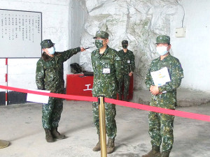 陳指揮官聆聽幹部方向地形介紹。(圖:耿顯揚)