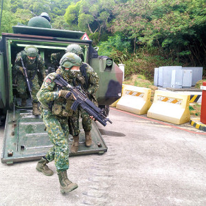 機步連官兵陸續進入戰術位置。(圖:李廸軒)