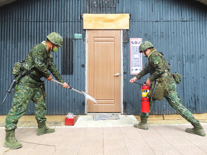 官兵於健身房外模擬失火狀況處置。(圖:凃怡君)