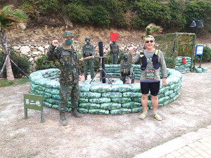 步兵營官兵於賽道旁設立陳展區。(圖:邱彥愷)
