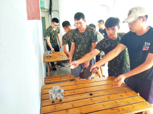 官兵樂於闖關活動。(圖:賴宴峰)