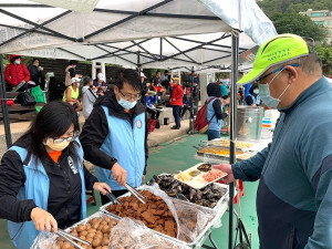 2022第7屆馬祖馬拉松獲<運動筆記>5星滿分評價,並首創賽道、主會場各餐廳補給站、加油團「田中馬拉松」概念,展現馬祖人熱情與活力,寫下賽事新篇章。(圖:馬祖日報)