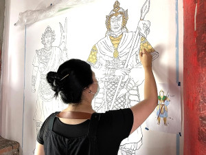 　古蹟修復師細心的為縣定古蹟芹壁天后宮進行彩繪工作。（圖／文：陳鵬雄）