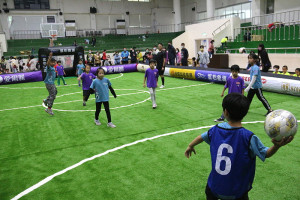 　111年度國民小學迷你足球賽連江場活力開踢，競賽分為國小組及幼兒組，各組第1至4名頒發獎牌、獎狀以資獎勵。（圖／文：吳嘉榮）
