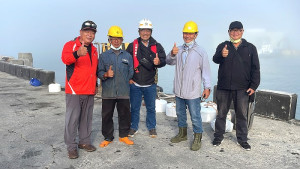 青帆漁港設施增建工程啟動,漁會理事長鄭智新偕同新慶陽營造公司現場會勘,請漁民配合移動漁排及漁船,以利工程施作。(圖/文:宋幸儒)