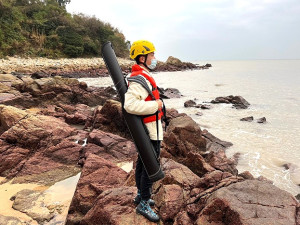 東北季風雖是釣魚好時節,但人身安全也危機四伏;消防局南竿分隊針對釣客加強宣導,利用趣味裝備開箱文,提醒釣客們須穿戴裝備。(圖:連江縣消防局)