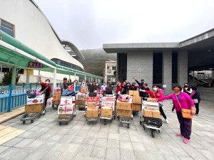 西莒傳統技藝協會社區關懷據點辦理共餐及促進活動移師北竿,長者們旅遊、購物享受難得的跳島行程。(圖/文:宋幸儒、西莒傳統技藝協會)