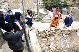 　體驗古早砌石牆的樂趣，產發處「島上好設計」在曹楷智老家「轉角花園」推出天涯海角砌石牆體驗活動，將一處倒塌石矮牆恢復原狀。（圖／文：曹重偉）